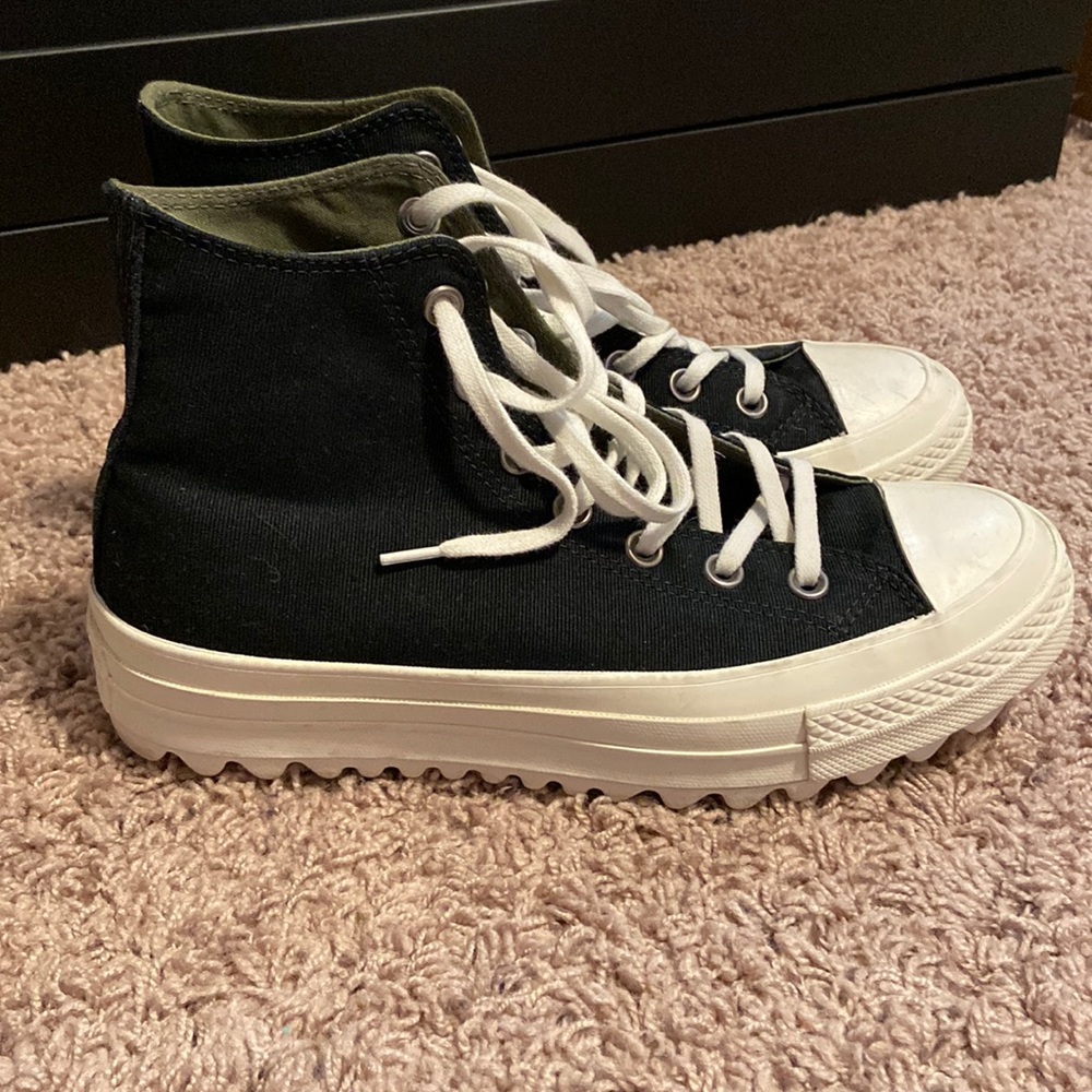 Black converse women’s size 8.5